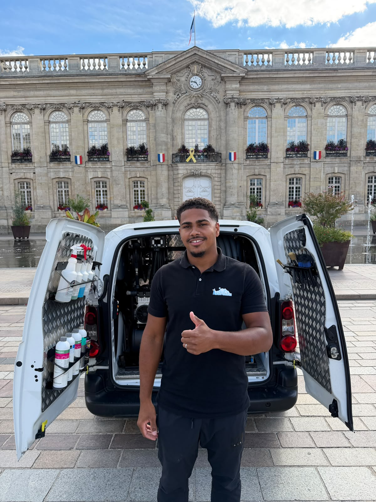 Le professionnel Easy Clean devant son matériel dans le véhicule